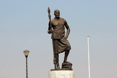 Estatua do Rei Tchinhama Mwene Vunongue